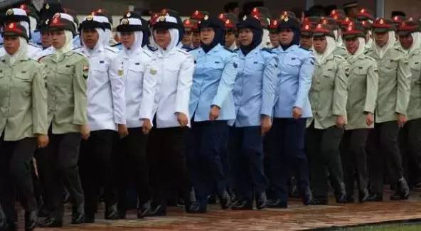 女兵的军服特点，时尚、功能性与性别平衡的结合，女兵军服设计，时尚、功能与性别平衡之融合
