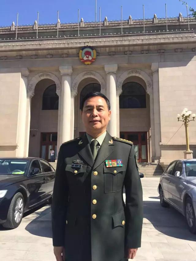 军事节目主持人的男性魅力，激情、专业与亲和力的完美结合，军事节目主持人，男性魅力、激情与亲和力的完美融合
