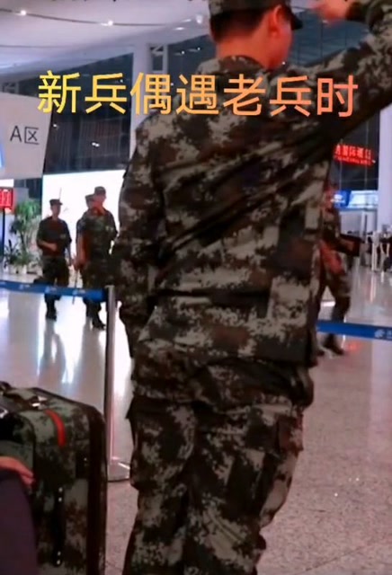 老兵遇见新兵拉练，传承与启发的力量，老兵与新兵拉练，传承与启发的力量交汇