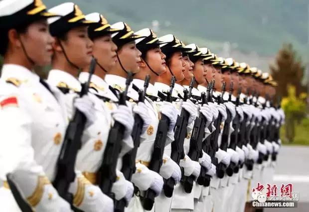 白求恩医疗方队中的受阅女兵，英勇无畏，绽放巾帼风采，白求恩医疗方队中的巾帼英雄，受阅女兵展现无畏风采