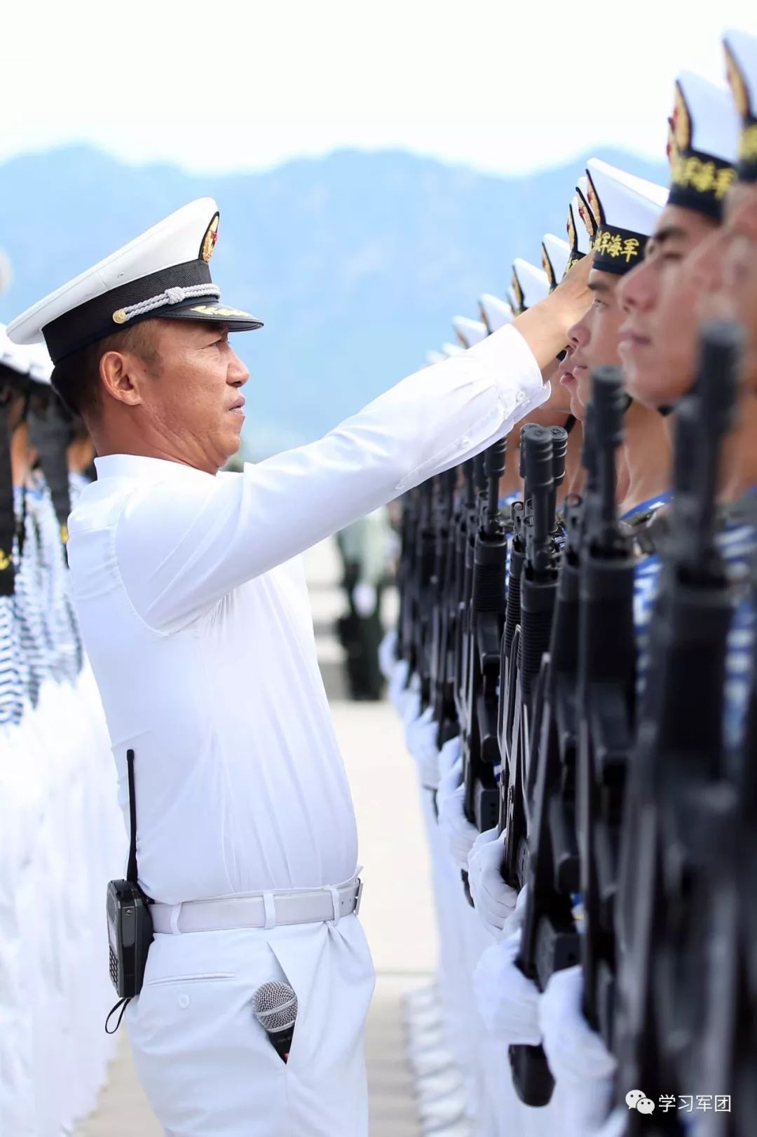 国庆阅兵海军方队领队将军，英勇无畏，展现海军力量的荣耀时刻，国庆阅兵海军方队领队将军展现英勇无畏，海军力量的荣耀时刻亮相舞台