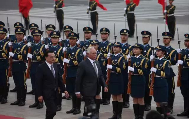 仪仗队两年必须退役吗？探讨仪仗队员服役时间与制度，仪仗队员服役时间与制度的探讨，两年服役是否必须退役？