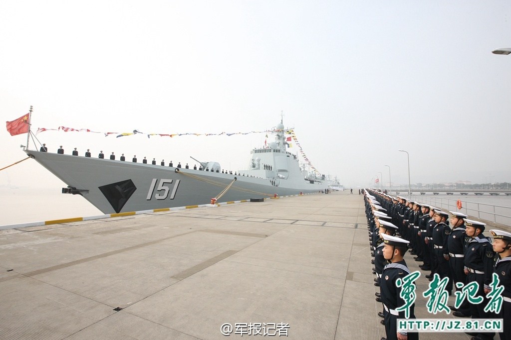 郑州舰遭遇海浪冲击，舱门被冲开事件纪实，郑州舰遭遇海浪冲击，舱门意外冲开事件实录