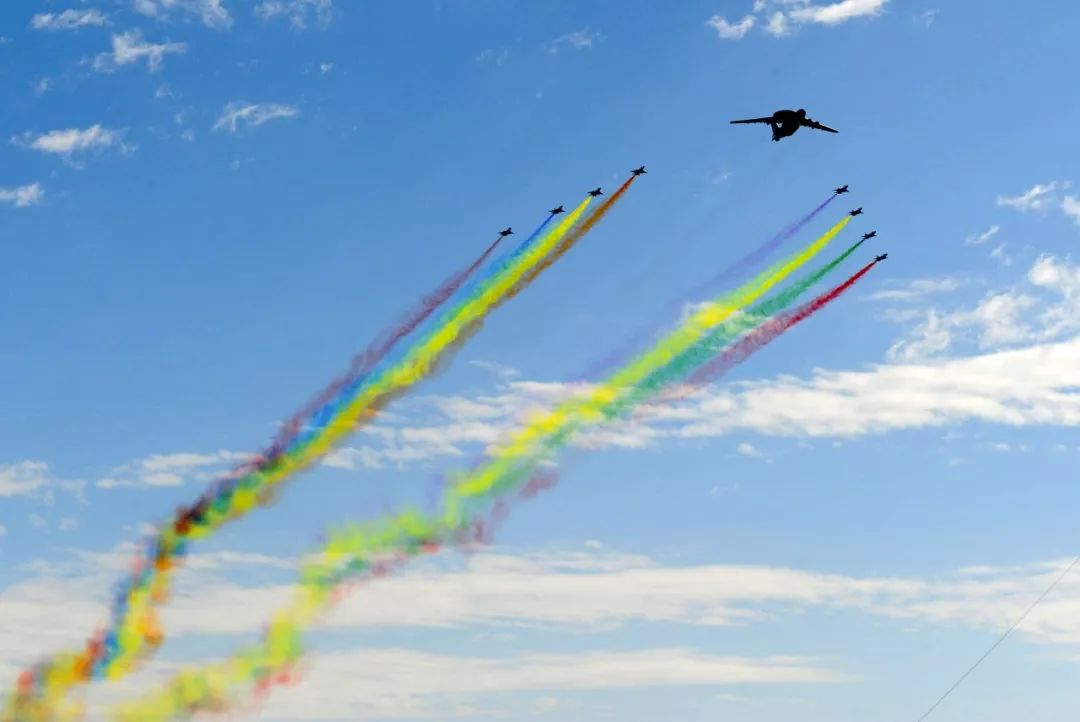 长空铸剑显雄姿——记2009年国庆阅兵空中梯队，长空铸剑展雄姿，国庆阅兵空军力量震撼亮相