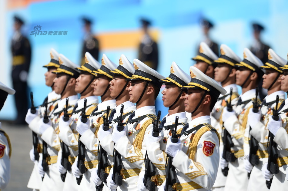 三军仪仗队阅兵场上的英姿飒爽，三军仪仗队阅兵场上的风采飒爽