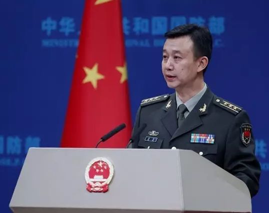 国防部新闻发言人杨新宇，坚定、专业、勇于担当的代言人，国防新闻发言人杨新宇，坚定专业，勇于担当的代言人形象展现风采