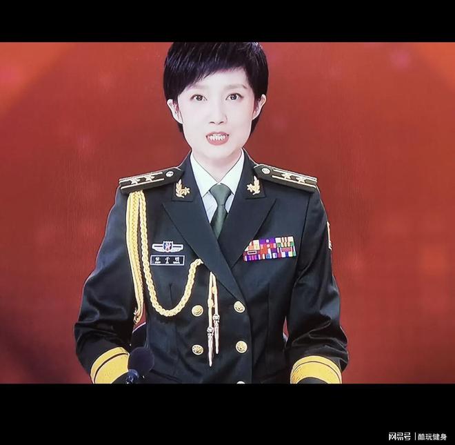 军事频道男主持人照片，聚焦镜头下的英雄形象，军事频道男主持人风采，镜头下的英雄形象展示