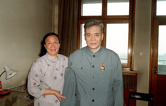 邓志典，一位卓越的企业家与公益事业的推动者，邓志典，企业家与公益事业的杰出推动者