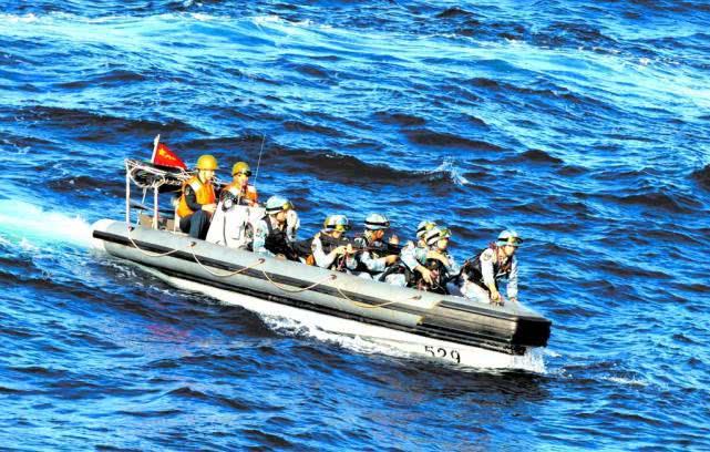 中国海军实弹打击海盗，捍卫海洋安全的重要行动，中国海军实弹打击海盗行动，捍卫海洋安全的重要战役