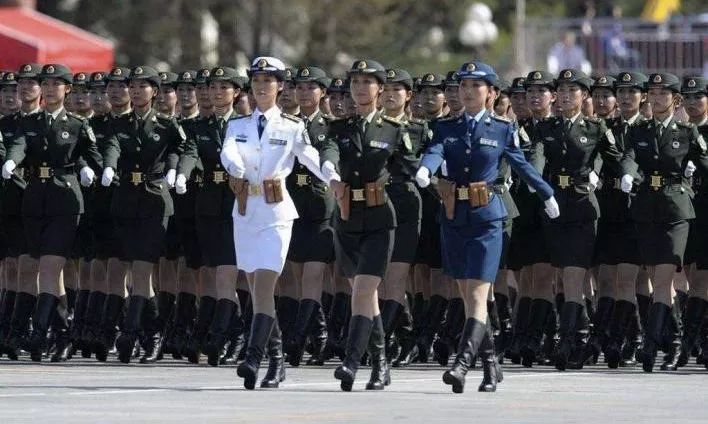 中国女兵方队领队，英勇无畏，展现巾帼风采，中国女兵方队领队展现英勇巾帼风采