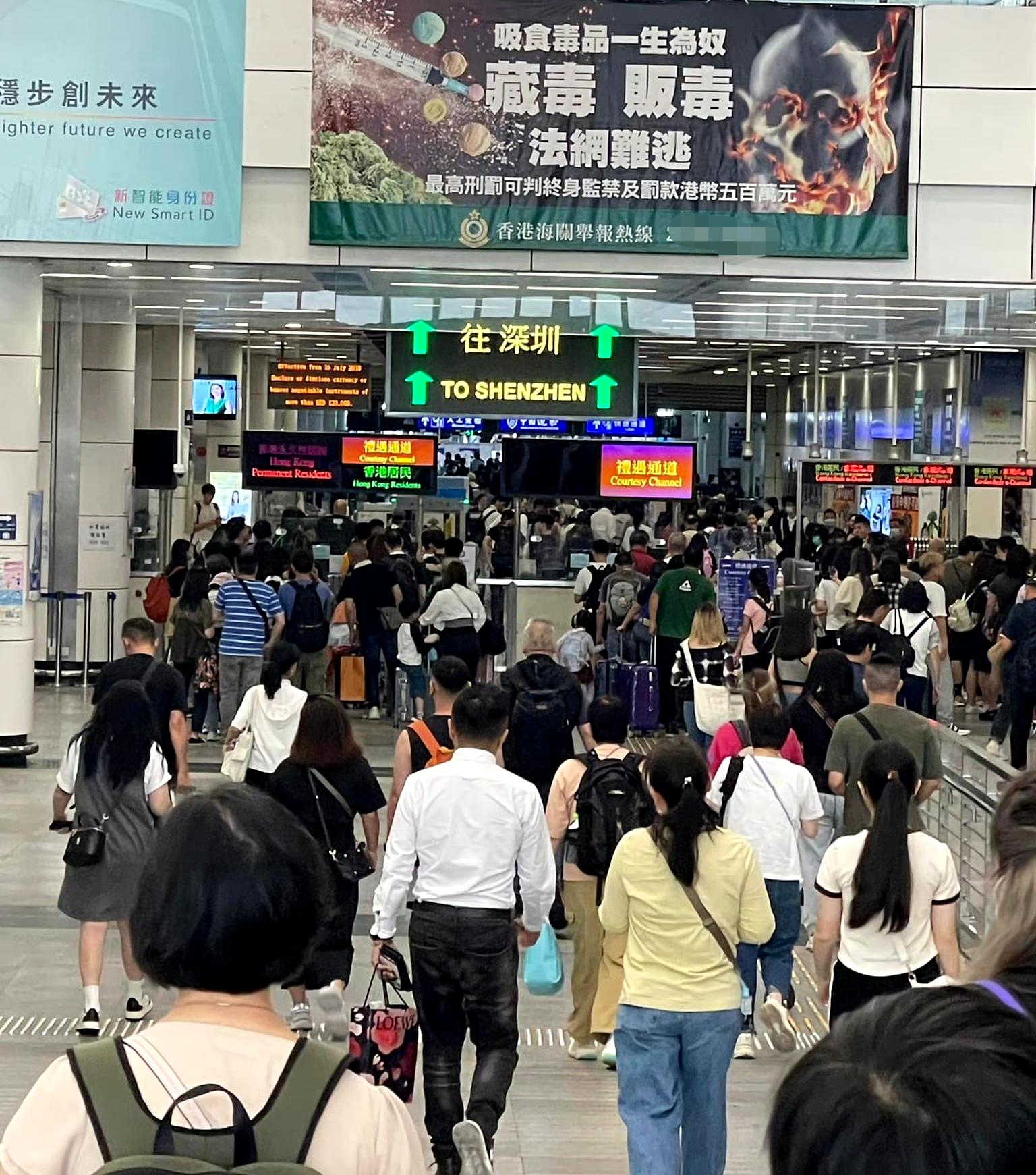 今晚香港9点35分的特殊时刻，回顾与展望香港的未来，香港未来展望，今晚九点三刻的特殊时刻回顾与展望