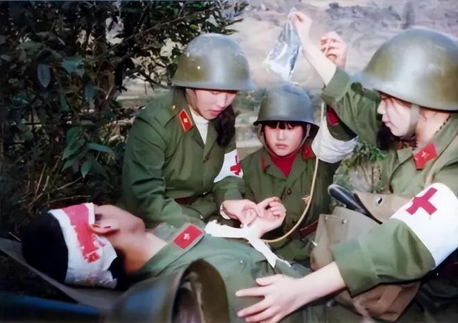中国女兵照片大全，展现铿锵玫瑰的英勇风采，中国女兵英勇风采照片大全，铿锵玫瑰的荣耀时刻