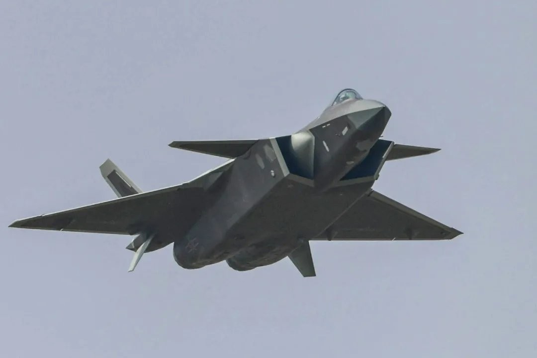 歼-21与F-22,空中巨擘的对比与前瞻,歼-21与F-22,空中巨擘之比较与未来展望