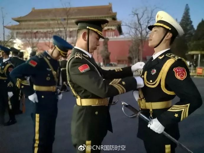 仪仗队升国旗图片，荣耀与尊严的象征，仪仗队升国旗瞬间，荣耀与尊严的永恒象征