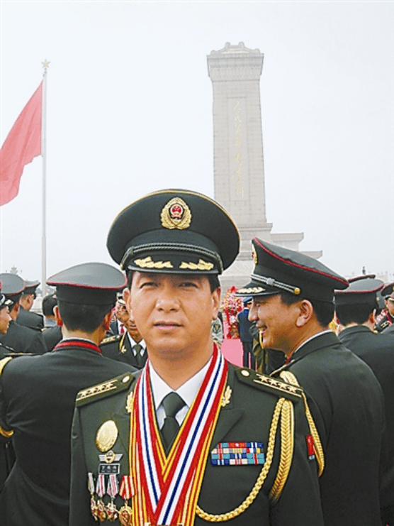 丁晓兵将军与儿子丁陶,两代军人的荣耀与传承,两代军人的荣耀传承,丁晓兵将军与儿子丁陶的故事