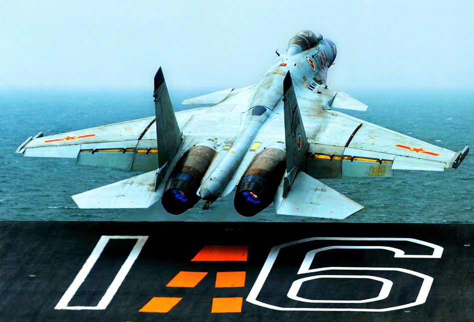歼-15航母舰载机成功着舰,中国海军航空力量的崭新里程碑,歼-15航母舰载机成功着舰,中国海军航空力量迈入崭新里程碑