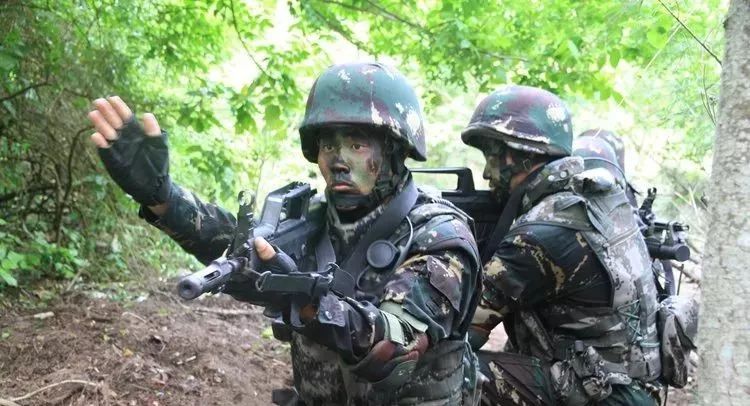 蛟龙突击队，英雄之魂，牺牲之问，蛟龙突击队，英雄之魂与牺牲之问