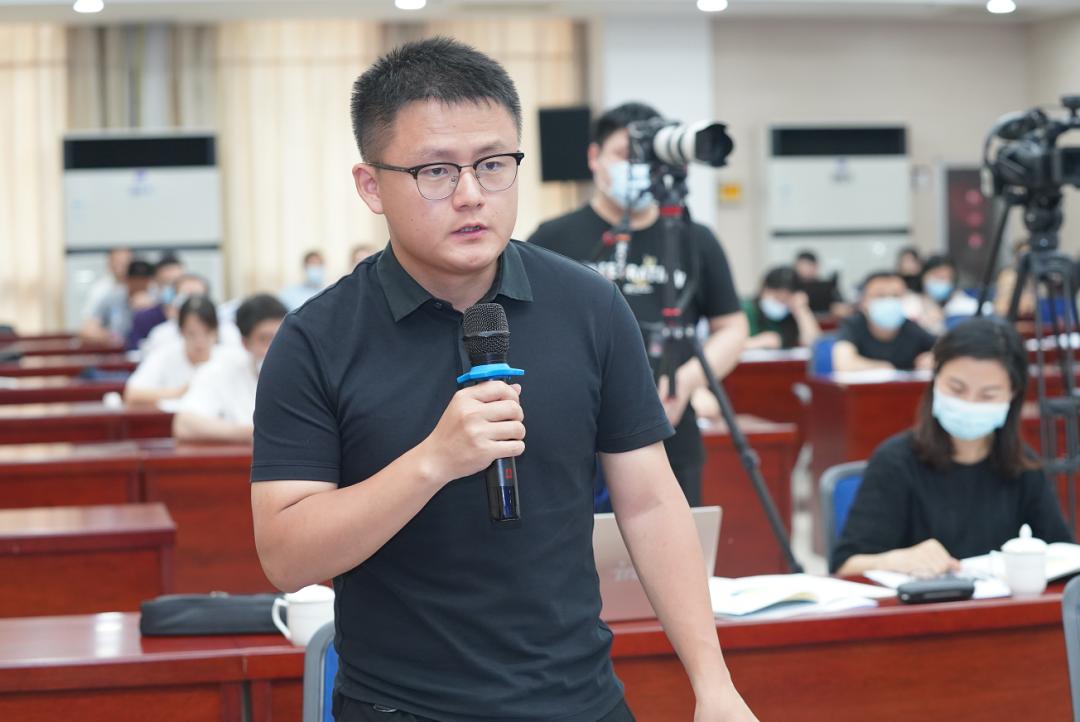 新闻发布会答记者问,揭示真相与未来展望,新闻发布会揭秘真相并展望未来发展