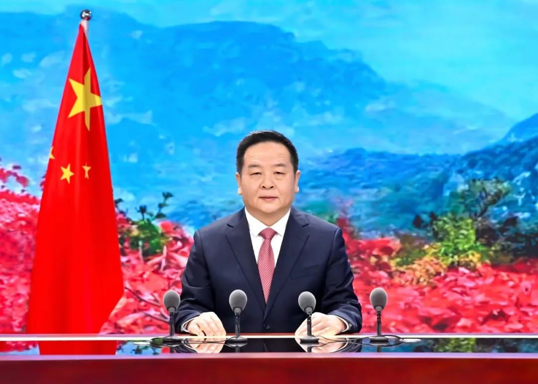 陈耳东,一位引领时代的杰出人物,陈耳东,时代引领者的杰出风采