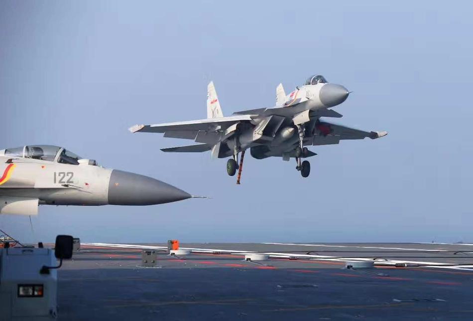 歼-15战斗机与英勇无畏的飞行员,中国空中力量的璀璨明珠,歼-15战斗机与无畏飞行员,中国空中力量的闪耀明珠