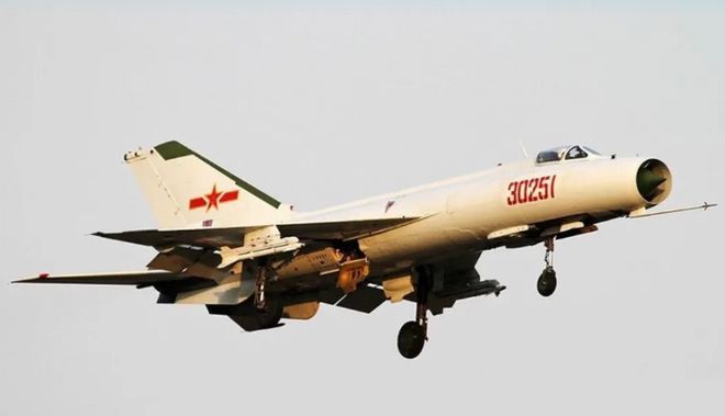 歼八战斗机,为何尚未退役的探讨,歼八战斗机的存续与退役探讨