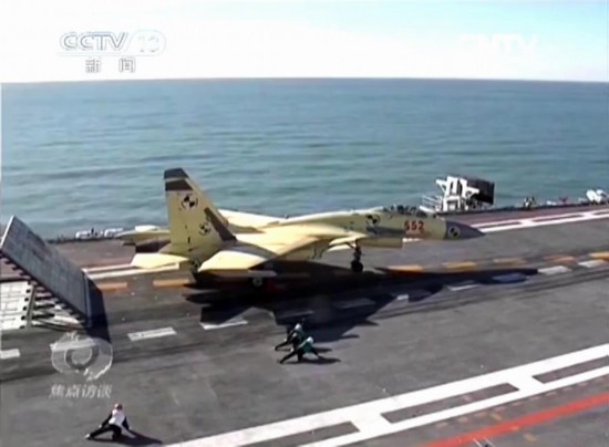 歼-15在航母上起飞的震撼视频,展现中国海军航空兵力量,歼-15航母起飞视频,中国海军航空兵力量震撼展现