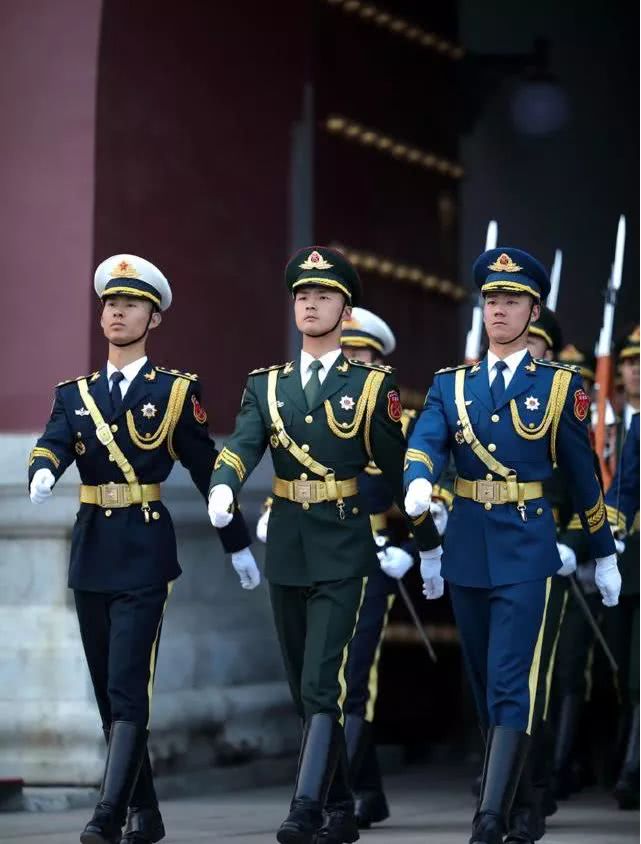 三军仪仗队升国旗图片,荣耀与尊严的象征,三军仪仗队升国旗瞬间,荣耀与尊严的永恒象征