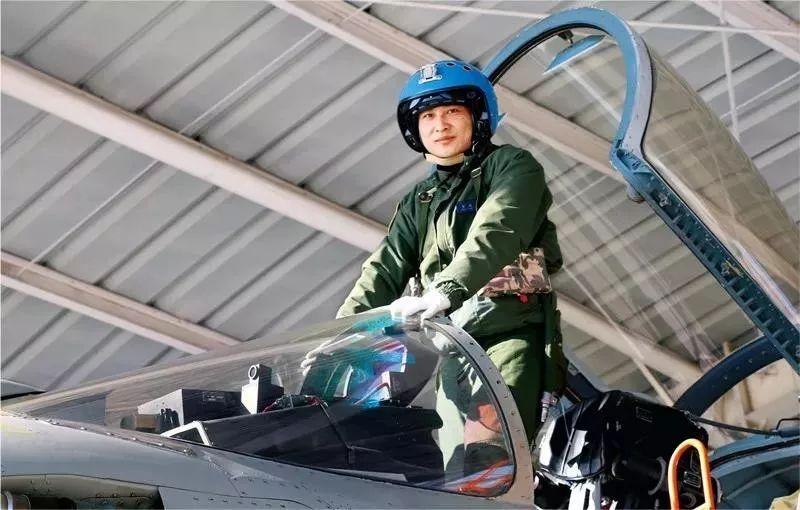 揭秘歼-15飞鲨式战斗机的神秘面纱,图片解析,揭秘歼-15飞鲨战斗机,深度解析与图片展示