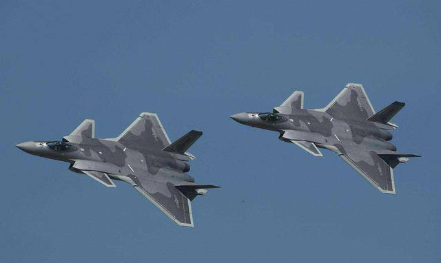 歼-20与F-22,尺寸与能力的较量,歼-20与F-22,尺寸比拼与能力对决