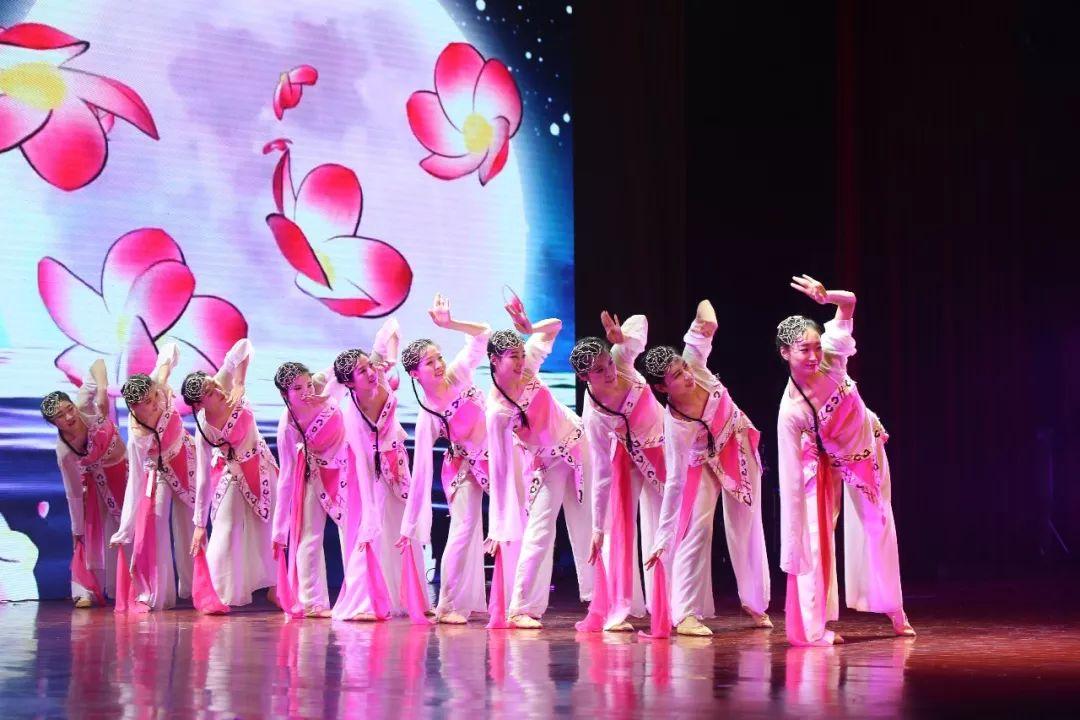 女兵群舞，服装与军装的独特魅力，女兵群舞，服装与军装的独特魅力展示