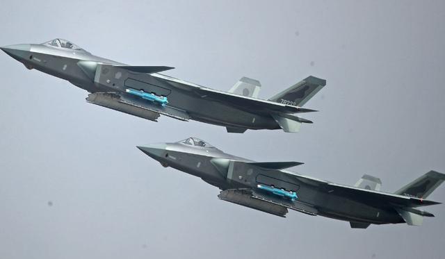 歼-20与F-22,谁更强?深度解析两大顶尖战机的优劣对比,歼-20与F-22,顶尖战机优劣深度对比,谁更强?