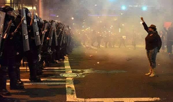 美国西部,秩序与混乱的交织,美国西部,秩序与混乱的碰撞与交织