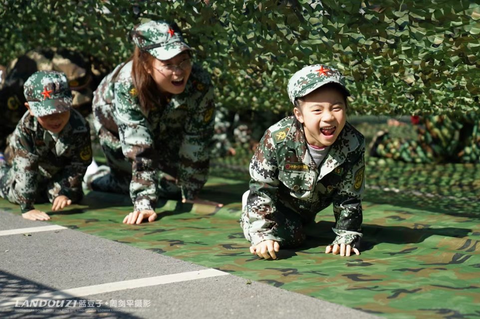 乌海老兵打新兵，传承与磨砺的交织，乌海老兵与新兵的传承与磨砺，老兵传承精神，新兵接受磨砺的挑战