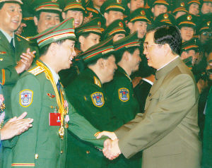 丁晓兵负伤照片背后的故事,丁晓兵负伤照片背后的英雄故事