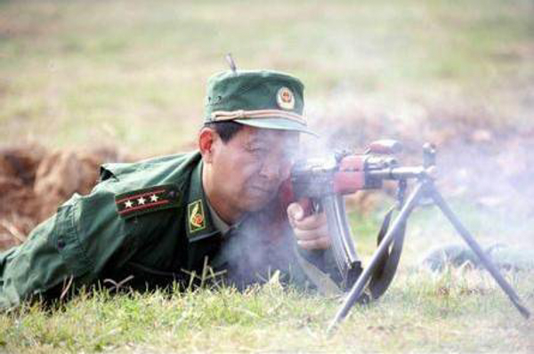 丁晓兵负伤照片背后的故事,丁晓兵负伤照片背后的英雄故事