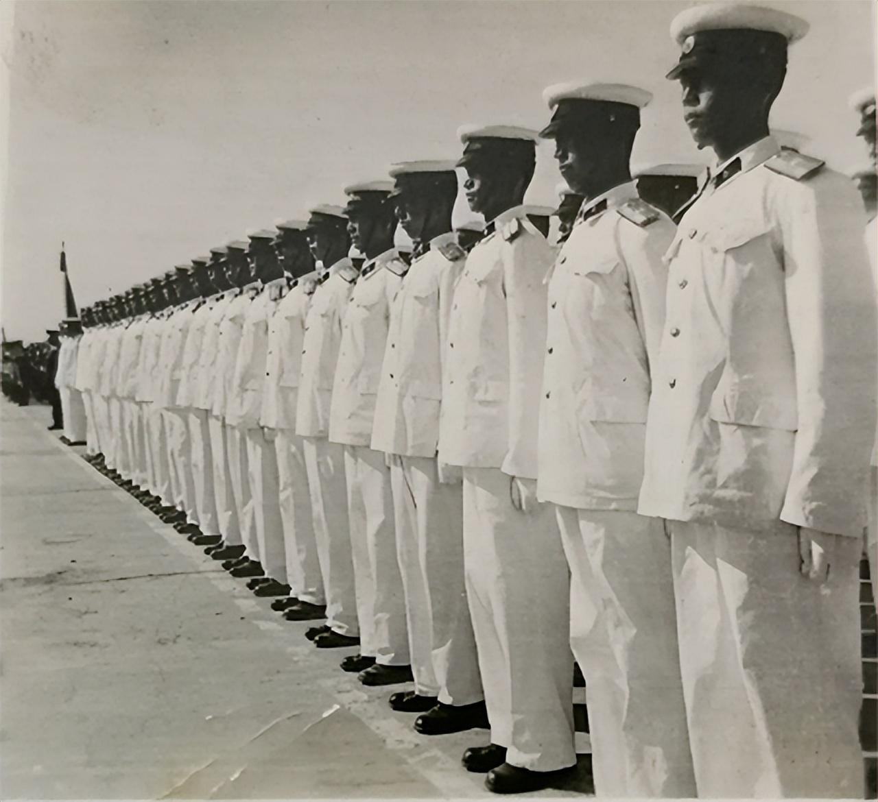 阅兵女海军第二排第一个，荣耀与担当的象征，阅兵女海军第二排首位，荣耀与担当的典范形象