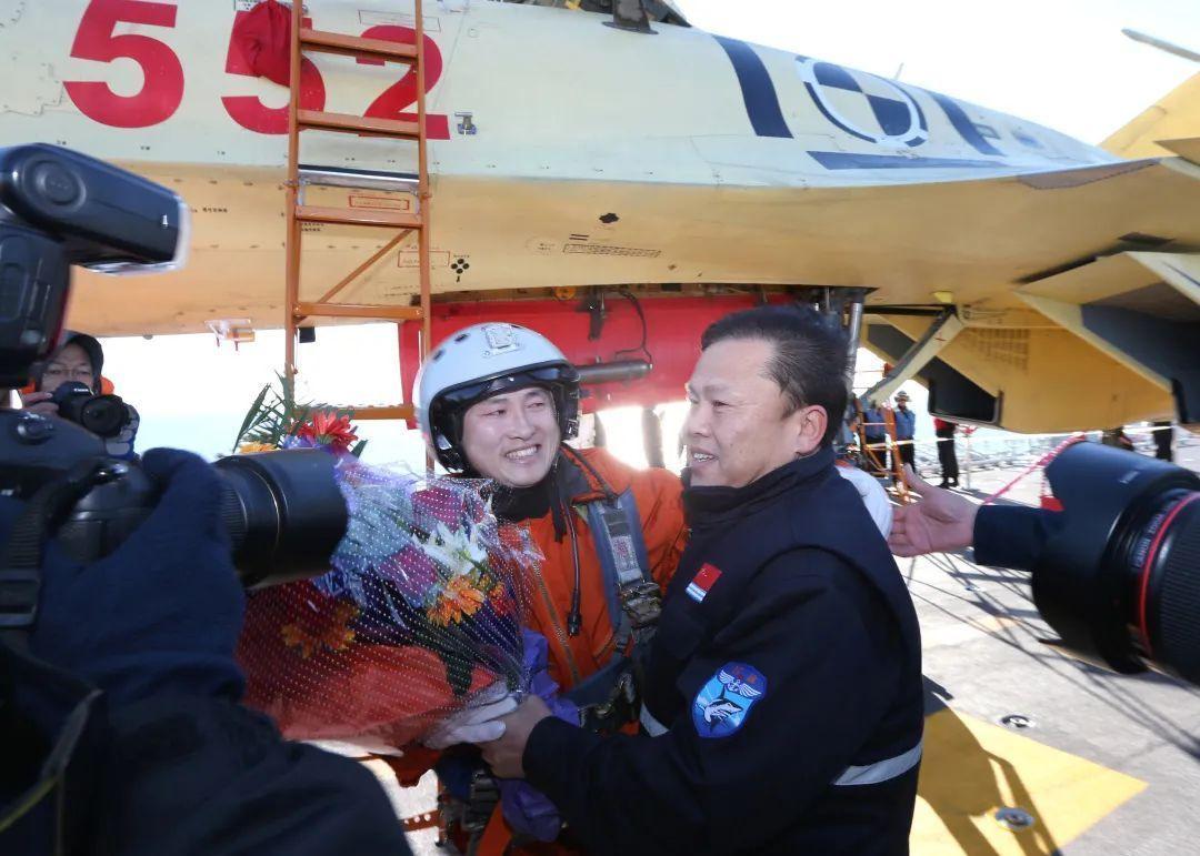 歼-15在辽宁舰首次起降成功的意义,歼-15在辽宁舰首次起降成功,里程碑式事件,彰显中国海军航空兵力量崛起