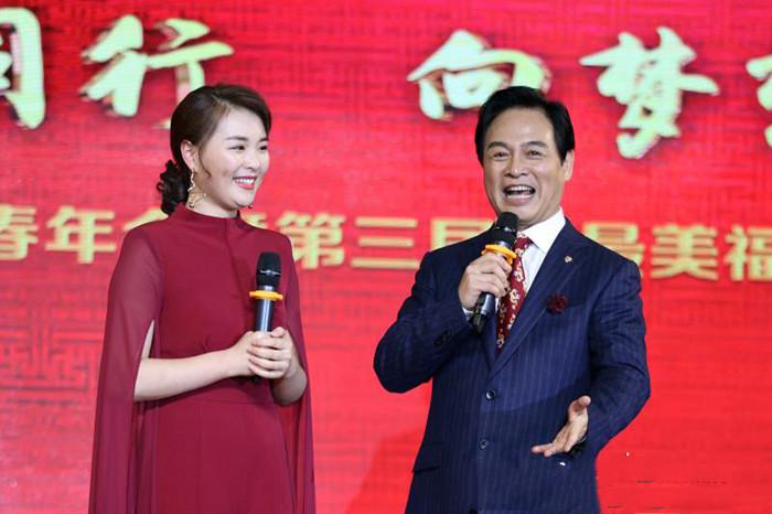 军事频道张莉,一位军事新闻工作者的风采,军事新闻工作者张莉的风采展现