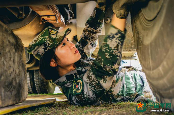 中国漂亮女兵单人照片的魅力与力量,中国女兵的魅力和力量,美丽与英勇的完美结合