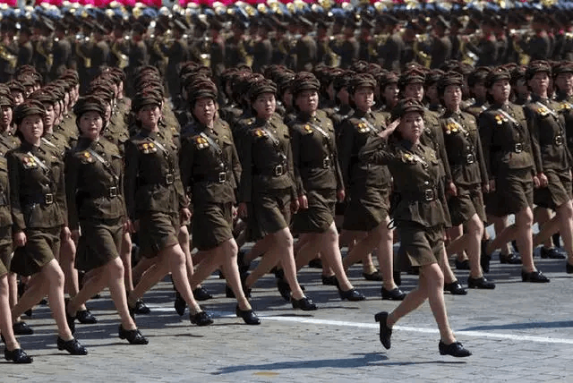 阅兵首先出场的是仪仗兵,荣耀与责任的象征,阅兵首现荣耀与责任象征——仪仗兵风采展露