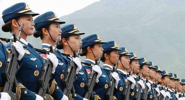 中国女兵军装的多样性与时代变迁,中国女兵军装的多样性与时代变迁的见证