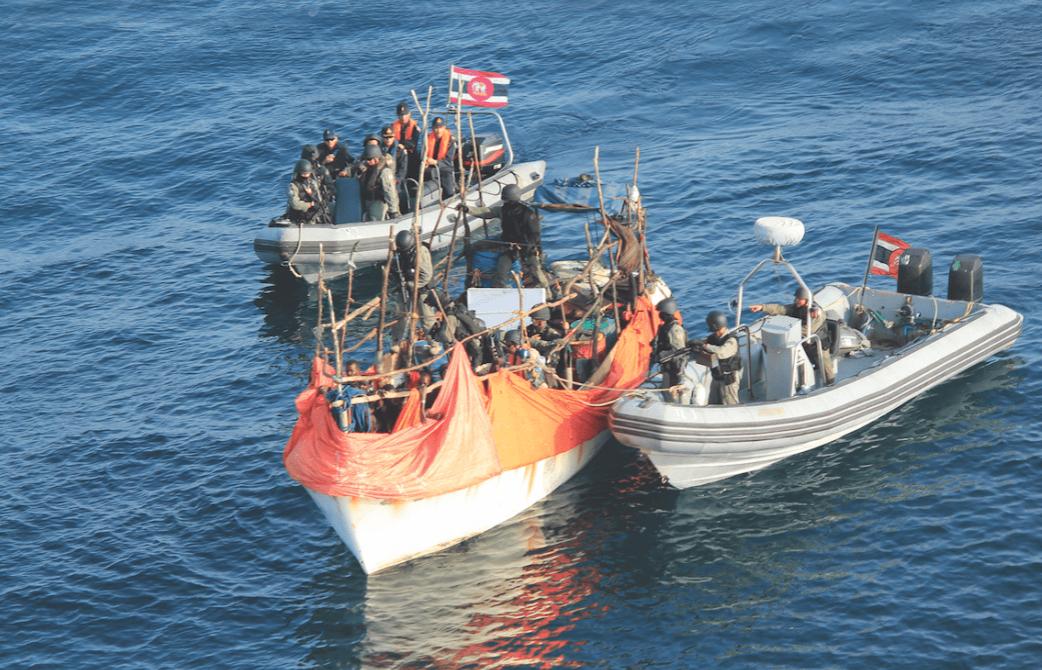 中国海军抓住海盗,维护海上安全的坚定力量,中国海军擒海盗,海上安全的坚定守护者