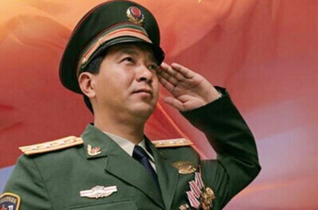 独臂英雄丁晓兵降级背后的英勇与牺牲，独臂英雄丁晓兵降级背后的英勇事迹与牺牲精神