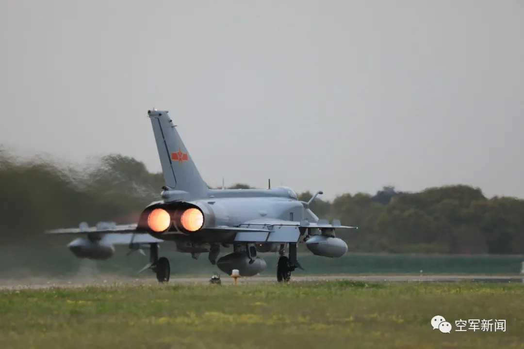 歼八司机的故事,歼八司机的传奇故事