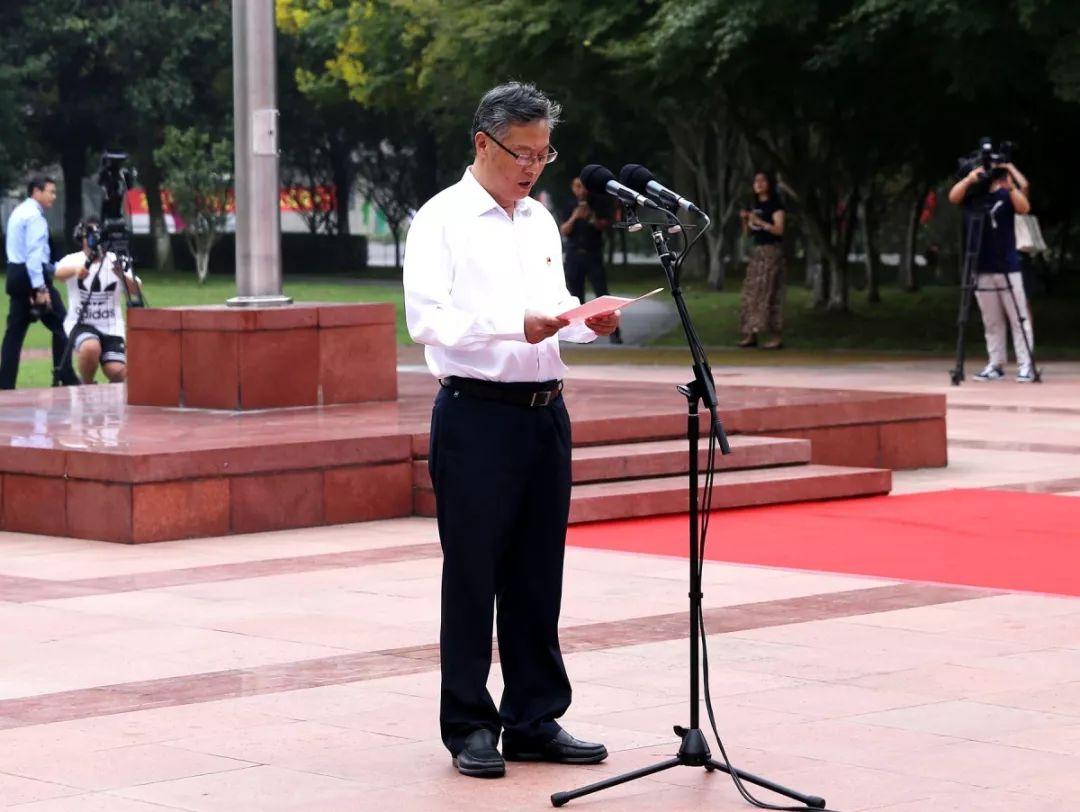 海军学员方队踢出，荣耀与责任同行，海军学员方队亮相，荣耀与责任并肩同行