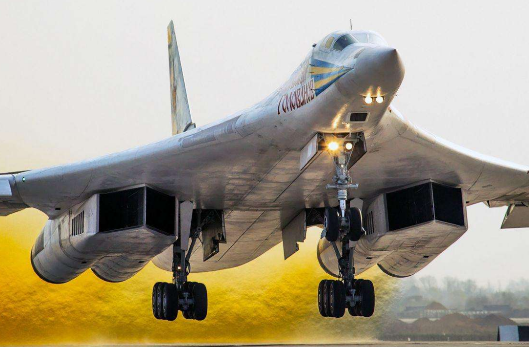 俄轰炸机首次部署我国的背景分析，中俄军事合作深化，俄轰炸机首次部署我国的战略意义分析