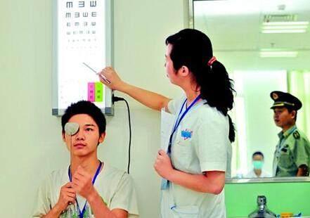 武装部为新兵发放装备与物资，启程的仪式与责任，武装部新兵启程仪式，装备与物资的发放与责任