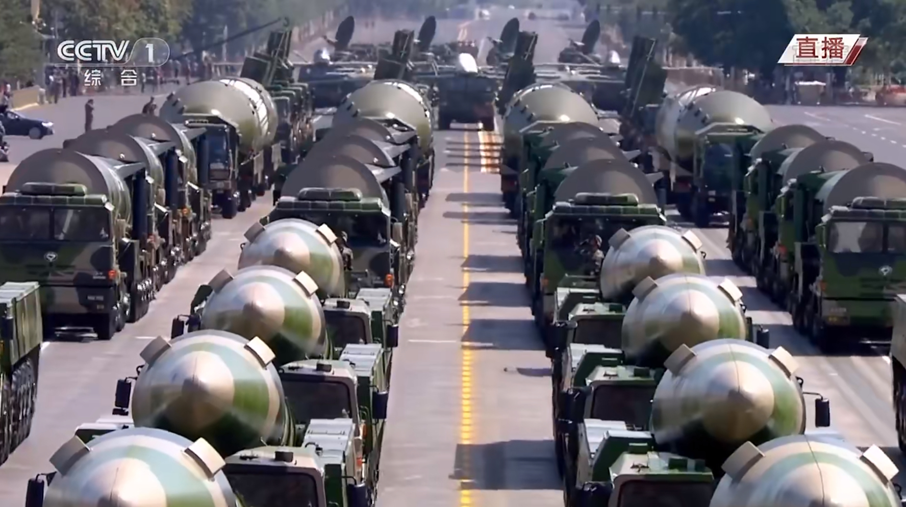 我国2015大阅兵武器装备占据重要位置，我国大阅兵武器装备展示，彰显国防实力与军威