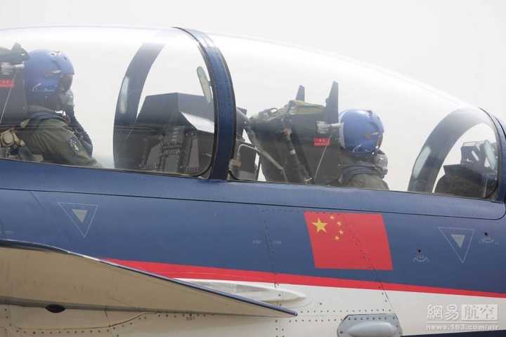 歼-10战斗机座舱罩的颜色研究，歼-10战斗机座舱罩颜色探究