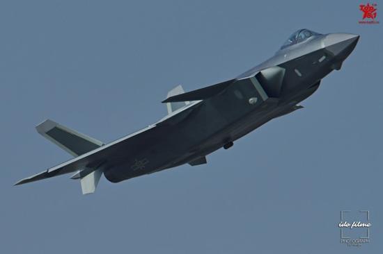 歼-20 2022号,中国空军的新时代象征,中国空军新时代骄傲,歼-20 2022号展翅翱翔